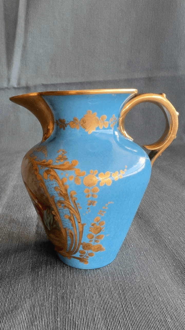 Фарфоровый кувшин (молочник) с жанровой сценой, Европа, изображение 2 из 7