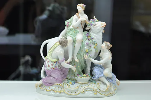 Фарфоровая статуэтка «Аллегория с быком», Европа, XX век, изображение 1 из 1