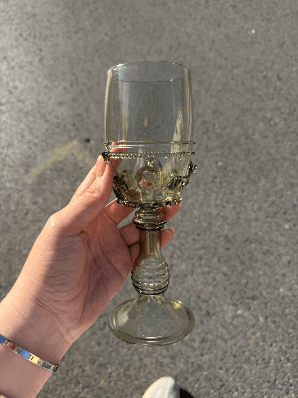 Бокал на ножке из дымчатого стекла, Европа, XX век, изображение 1 из 7