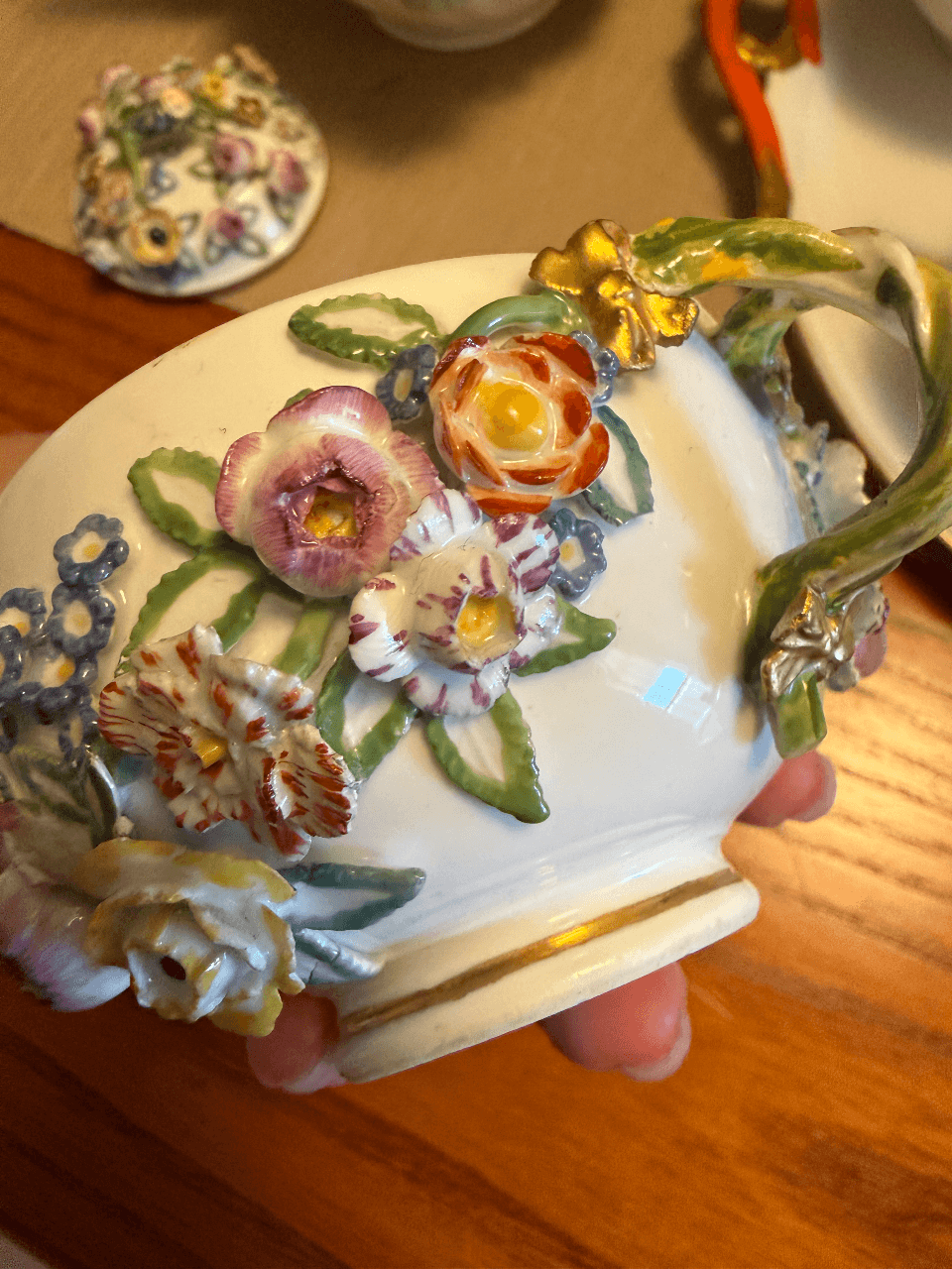 Фарфоровая чашка Meissen с лепными цветами, 1850, изображение 1 из 8