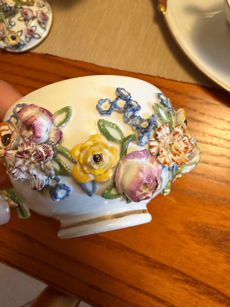 Фарфоровая чашка Meissen с лепными цветами, 1850, изображение 7 из 8